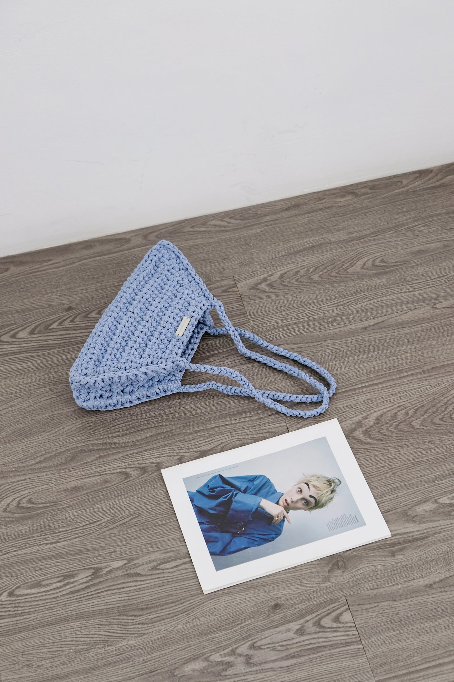 Velin Triangle Crochet Shoulder-Bag in Iced Blue